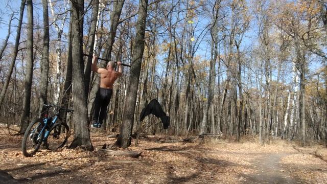 подтягивание в лесу на турнике смотреть онлайн