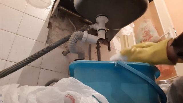 Стала мужиком - прочистила сифон (кухня) смотреть онлайн