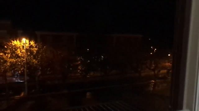 В Чивитавеккья (Лацио, Италия) на меня напало лицо "негритянской национальности"... смотреть онлайн