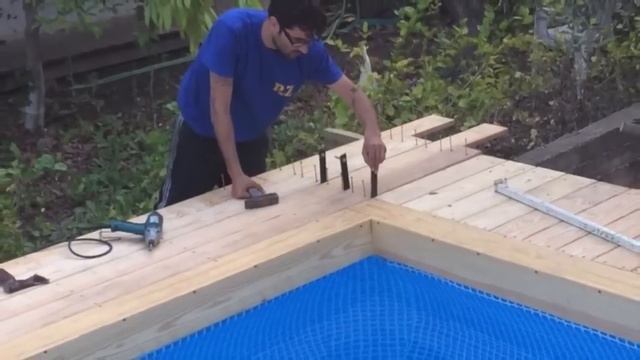 Каркасный бассейн Intex с деревянной террасой смотреть онлайн