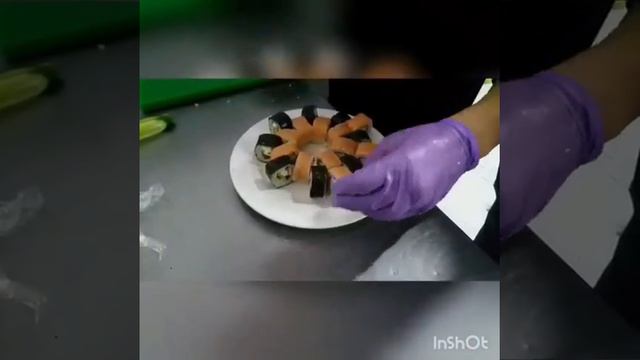 Кука приготовил свои ВКУСНЫЕ Суши роллы в BURGERCUBE #СушиРоллы 🥢🥢🍣🍣 смотреть онлайн