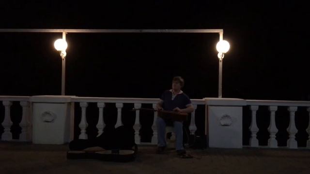 Уличный музыкант красиво играет на гитаре в Сочи смотреть онлайн