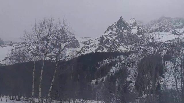 в долине Val Ferret, Валле дАоста, Италия / in the Val Ferret valley, Valle d'Aosta, Italy смотреть онлайн