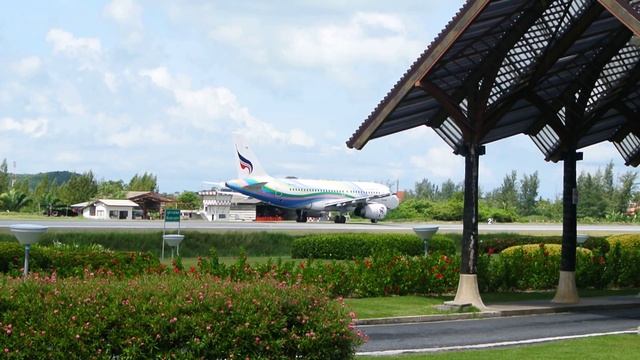 Аэропорт без дверей - руление А319 Bangkok Airways в аэропорту Самуи смотреть онлайн