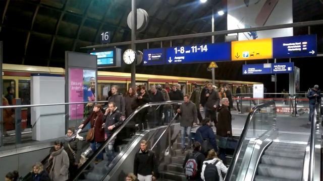 Upper platforms at Berlin Hauptbahnhof / Верхние площадки на Центральном вокзале Берлина, смотреть онлайн