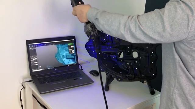 HandySCAN BLACK сканирует литую пластиковую деталь смотреть онлайн
