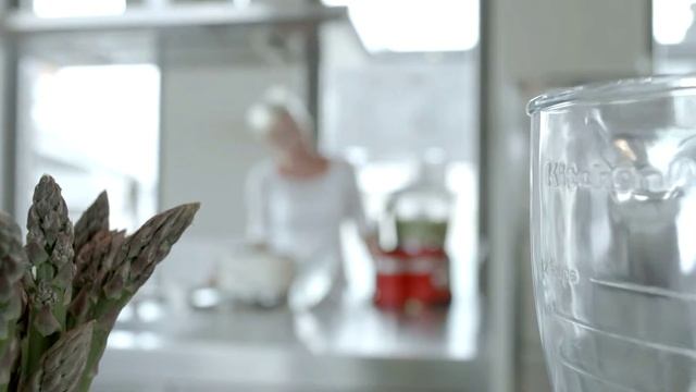 KitchenAid - Суп вишисуаз из зеленой спаржи с пюре из черных маслин смотреть онлайн