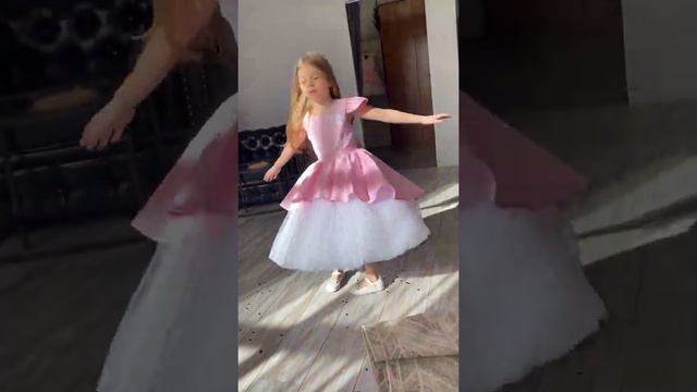 Женевьева в платье 