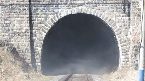 Паровозный дым выходит из тоннеля