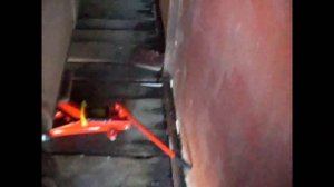 Подкатной домкрат с поворотной ручкой для узких гаражей