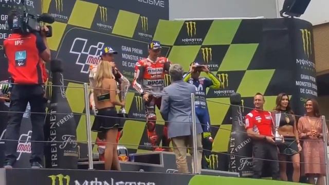 Lorenzo salamin Rossi tp Marq ga disalamin Podium motogp Catalunya 2018 смотреть онлайн