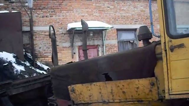 ДТ-75 ТОЛКАЕТ УГОЛЬ В КАТЕЛЬНУЮ смотреть онлайн