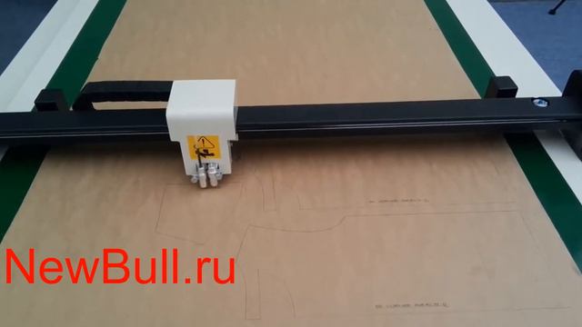 Планшетный режущий плоттер CH-1512 с флюгерным ножом в процессе нарезки лекал для одежды смотреть онлайн