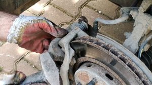 Замена передних колодок на автомобиле Мицубиси Каризма.