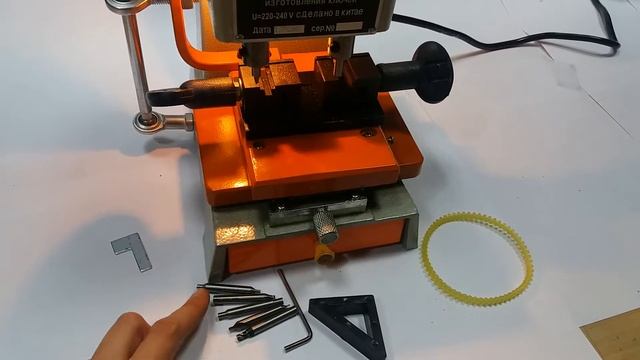 Станок для изготовления ключей вертикальный Лидер 368 смотреть онлайн