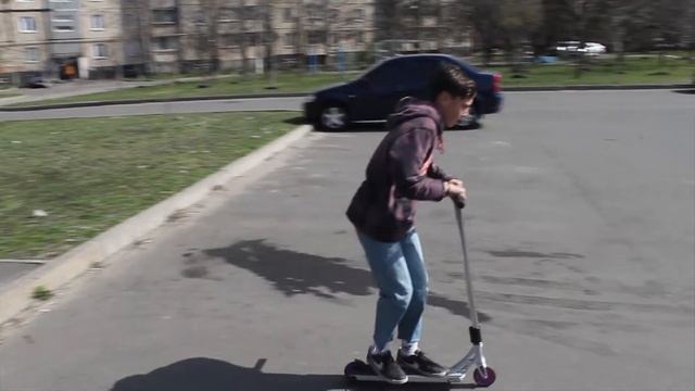 НА САМОКАТЕ ПО БРУСНИЧКЕ (ДЕЛВИ) смотреть онлайн
