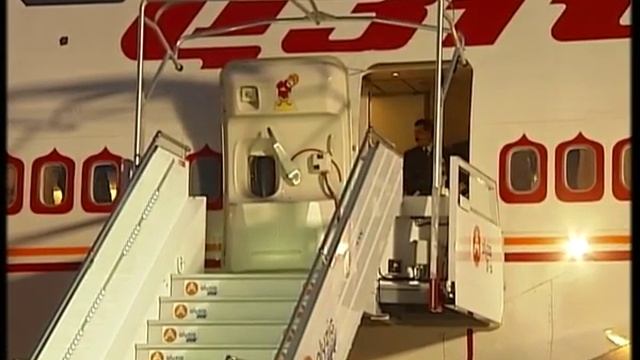 PM Modi in Paris: Arrival at airport, Paris | PMO смотреть онлайн