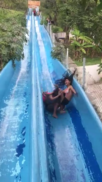 Покатались на водной горке смотреть онлайн