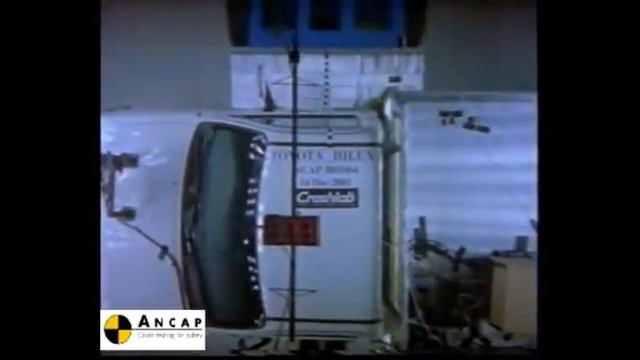 Toyota HiLux 4x2 2001 ANCAP Crash Test (3 stars) смотреть онлайн
