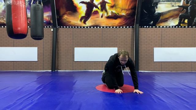 Перекаты направо и налево на четвереньках смотреть онлайн