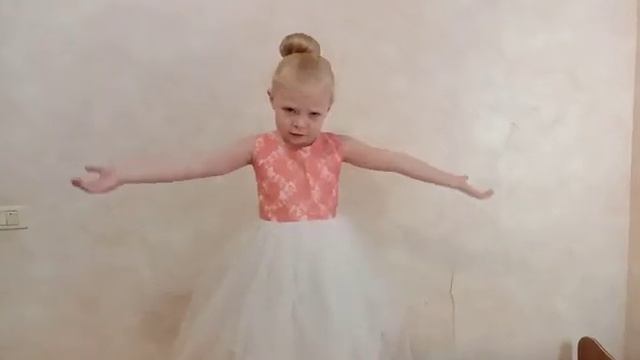 Стихотворение "Мама спит, она устала" смотреть онлайн