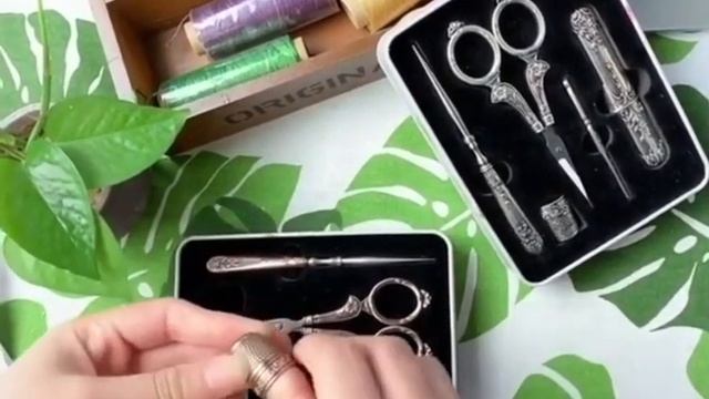 Изысканный Винтажный Набор Для Красивой Вышивки в Металлической Коробке смотреть онлайн