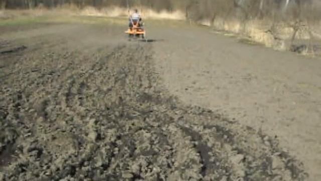 Минитрактор в работе с бороной смотреть онлайн
