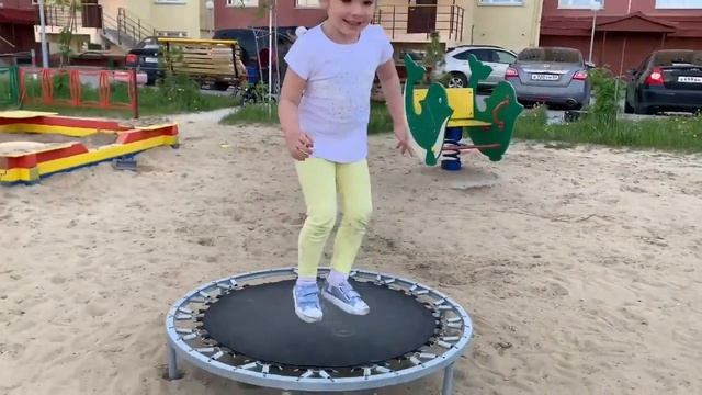 Самые лучшие детские площадки НАСТЯ И ПАПА ВЕСЕЛЯТСЯ #настяипапа #чемзанятьдетей #реальнаяжизнь смотреть онлайн