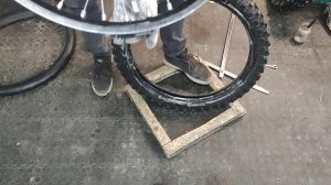 Бортировка шин на кроссовом мотоцикле