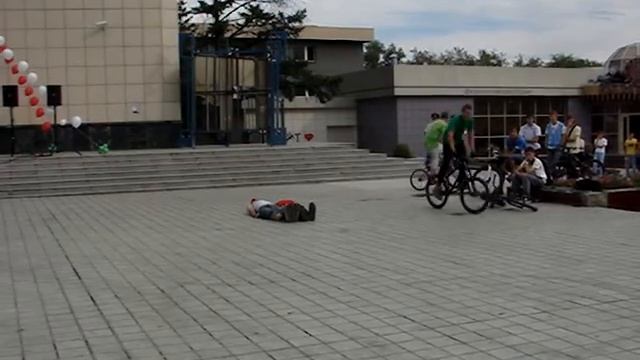 Экстрим на великах, парни нереально крутые :) смотреть онлайн
