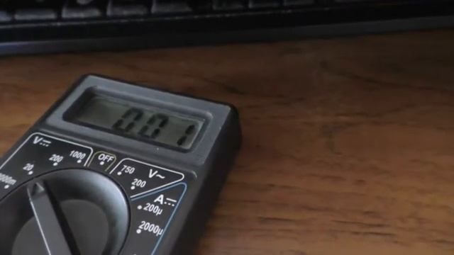 Как измерить сколько вольт в батарейке мультиметром How to measure how many volts are in a battery смотреть онлайн
