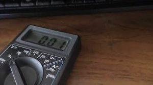 Как измерить сколько вольт в батарейке мультиметром How to measure how many volts are in a battery