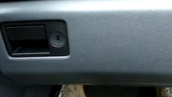 Volvo 850 broken glovebox openned