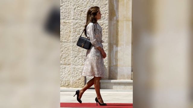 HOW QUEEN RANIA of JORDAN'S??STYLE EVOLVED OVER THEYEARS#royal#fashion #style#queenrania#beautiful смотреть онлайн