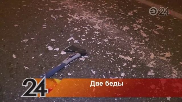 На Кировской дамбе рабочие с помощью топоров отбивали новую разметку смотреть онлайн