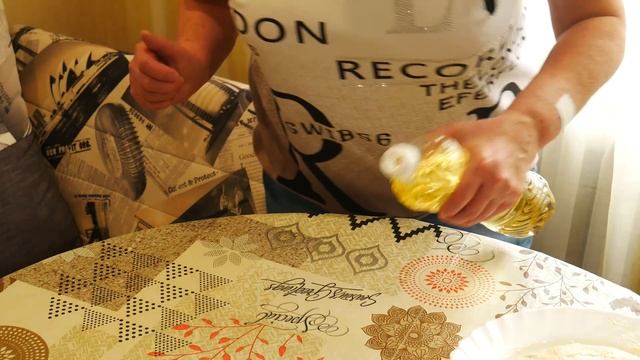 Взяла 1,2 кг. муки,немного мяса и приготовила 32 слоеных пирожка.Пальчики оближешь!