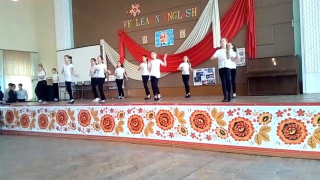 Танец на неделю английского языка:))))) смотреть онлайн