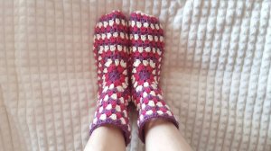 ВЯЗАНЫЕ КРЮЧКОМ НОСКИ "БАБУШКИН КВАДРАТ"