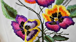 Идея для вышивки гладью на рубашке. Анютины глазки.