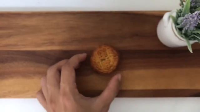 Unwrapping Pure Lotus Mooncake Cake смотреть онлайн