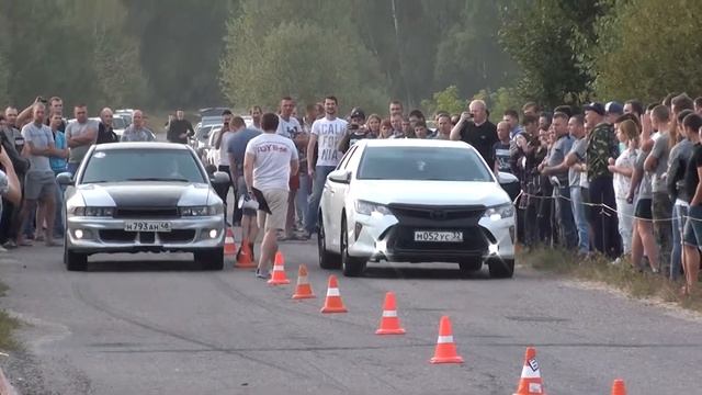 Заезд Тойота Камри vs Митсубиси Галант смотреть онлайн