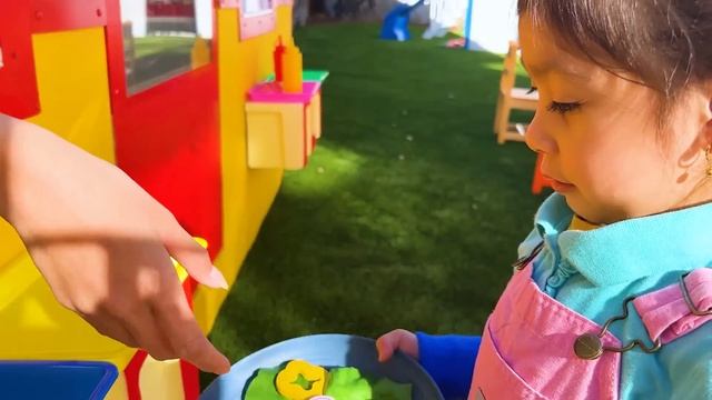Maddie Jannie & Friends Run Their Own Pizza Drive Thru Restaurant: Creative and Fun Pretend Play смотреть онлайн
