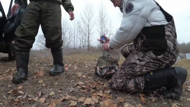 Крупный окунь на отводной!!! Нашли рыбу! смотреть онлайн