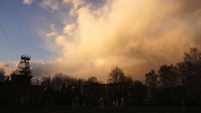 Метеостанция и уходящее КДО с полосами падения осадков | Timelapse смотреть онлайн