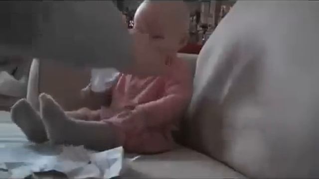 Ребенок который смеется когда рвут бумагу ( ааа) смотреть онлайн