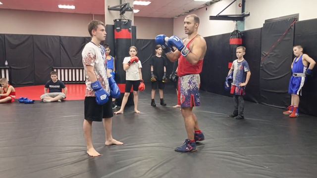 Вход в ближнюю дистанцию уклоном влево и трёхударная комбинация! смотреть онлайн