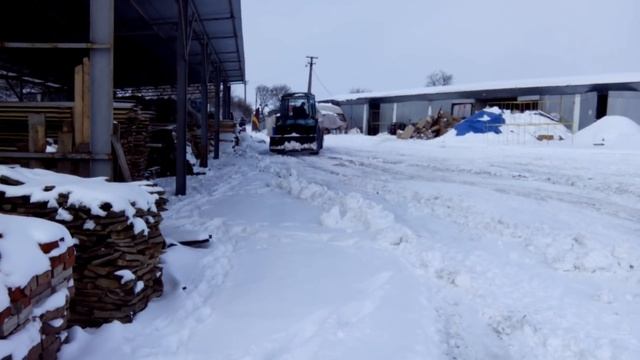 МТЗ-82 ЧИСТКА ТЕРРИТОРИИ ОТ СНЕГА,ЖДЕМ ФУРУ/MTZ-82 CLEANING THE TERRITORY OF SNOW смотреть онлайн