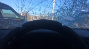 ЖЕСТЬ! МУЖИК С ТОПОРОМ РАЗБИЛ МАШИНУ! РАЗБОРКИ НА ДОРОГЕ!