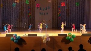 Дети танцуют классный спортивный танец с обручами "Хула-хуп "