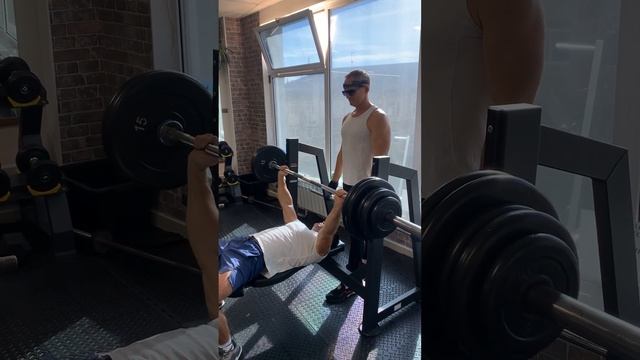 Жим #штанги лёжа #130 кг, после двухмесячного простоя … смотреть онлайн